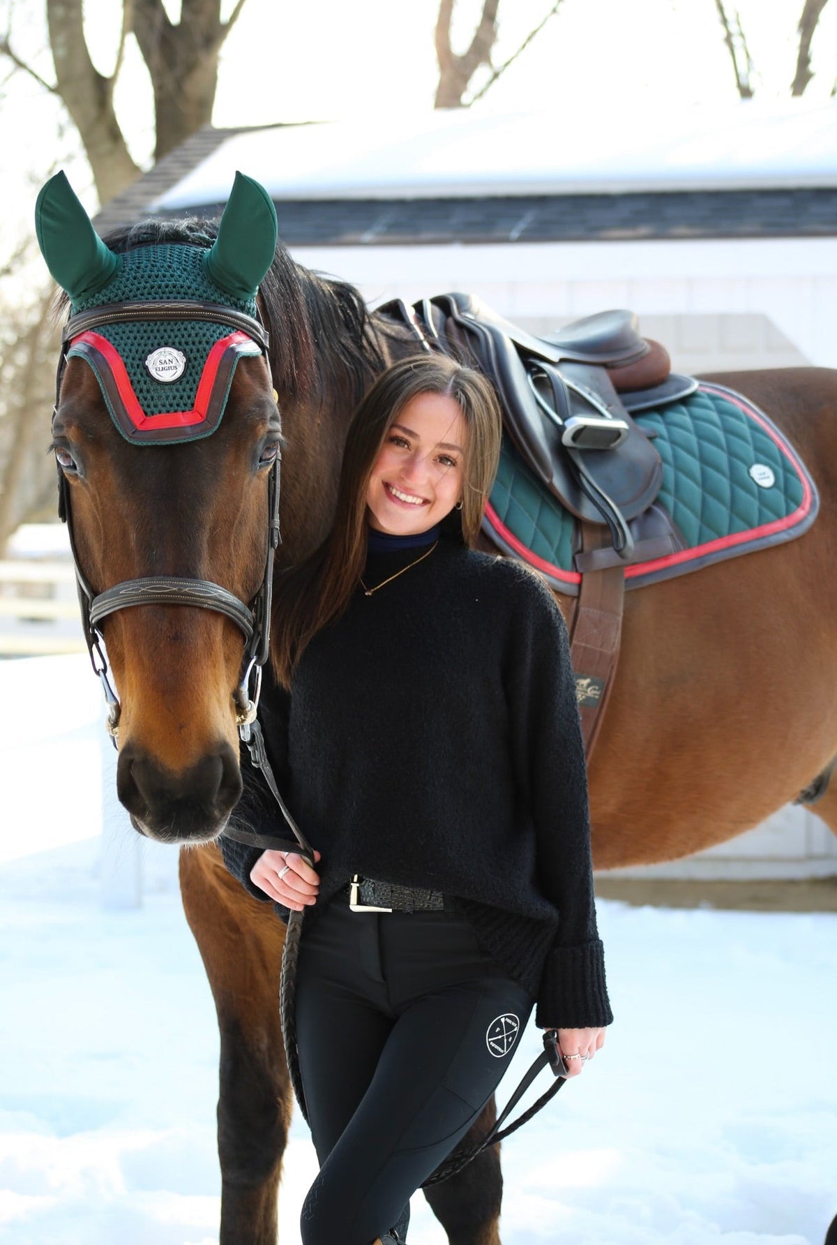 San Eligius green quilted jump saddle pad with red and brown leather piping, close-up of wither relief