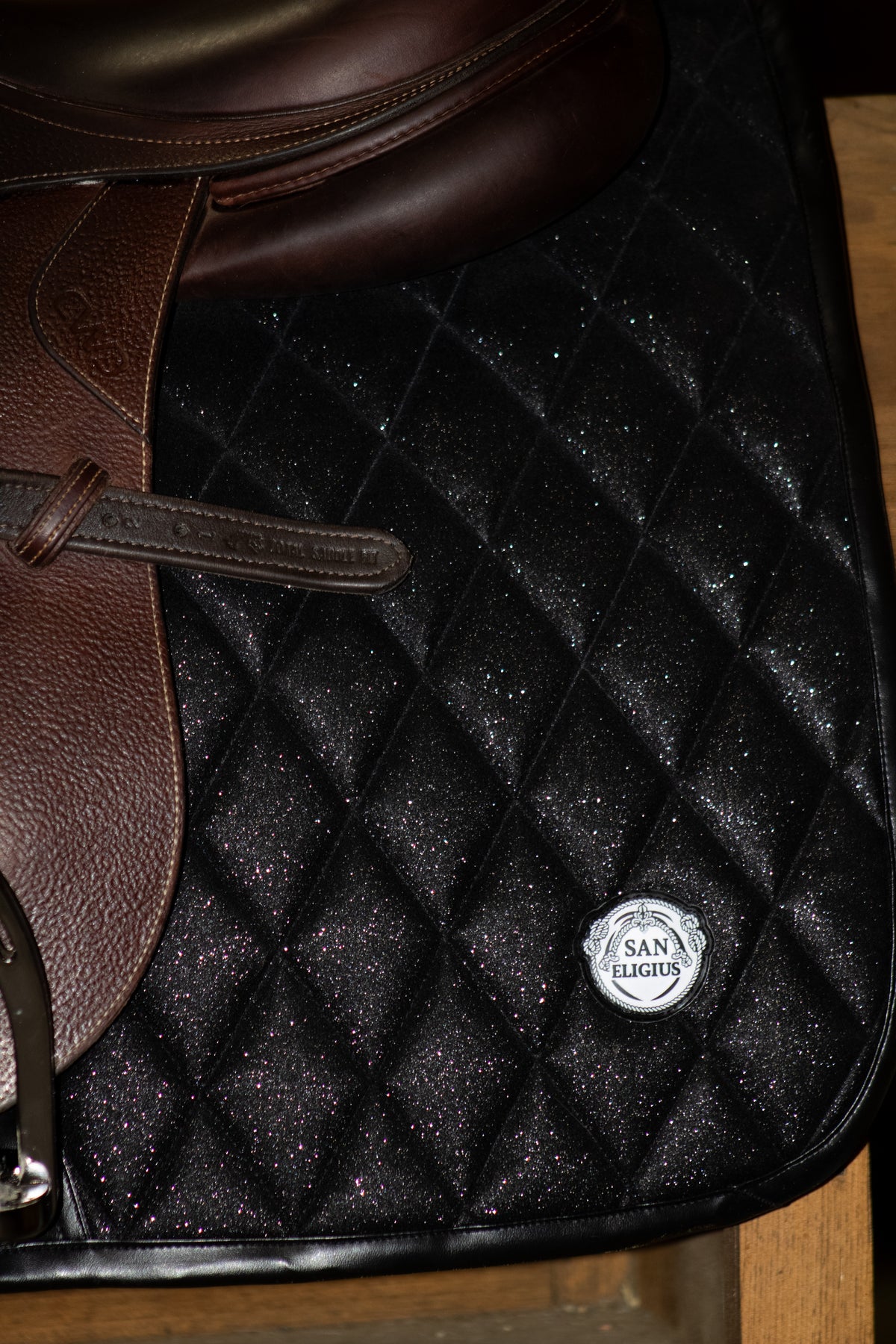 San Eligius Black Ice jump saddle pad with black leather piping, close-up of piping detail
