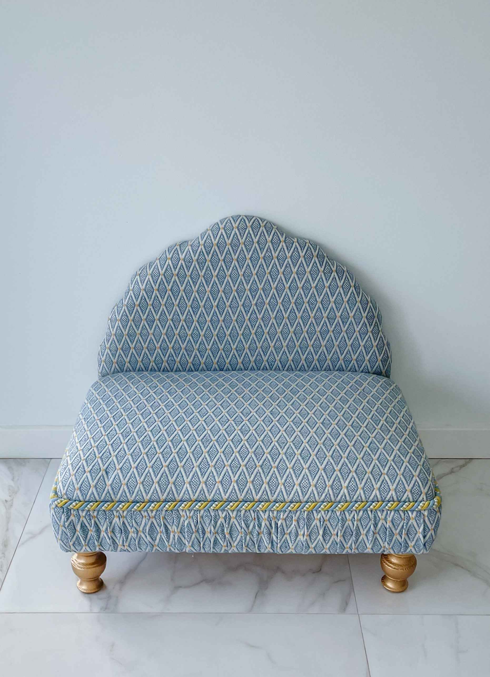 Marian Shell Headboard Luxury Dog and Cat Bed