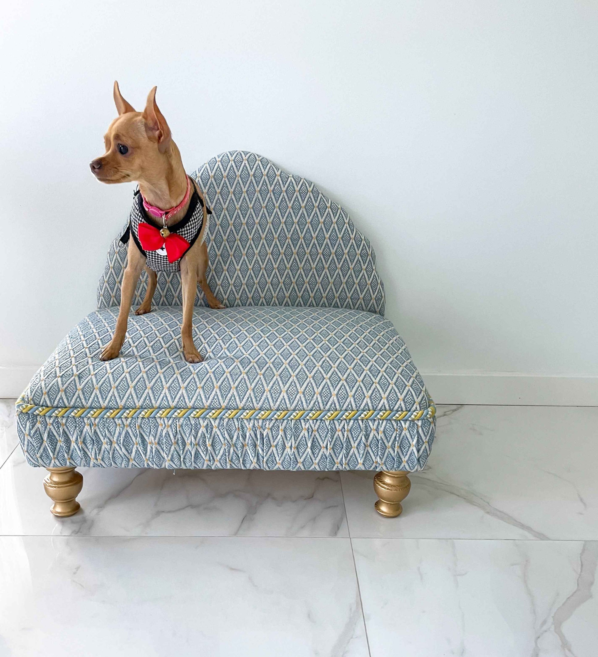 Marian Shell Headboard Luxury Dog and Cat Bed