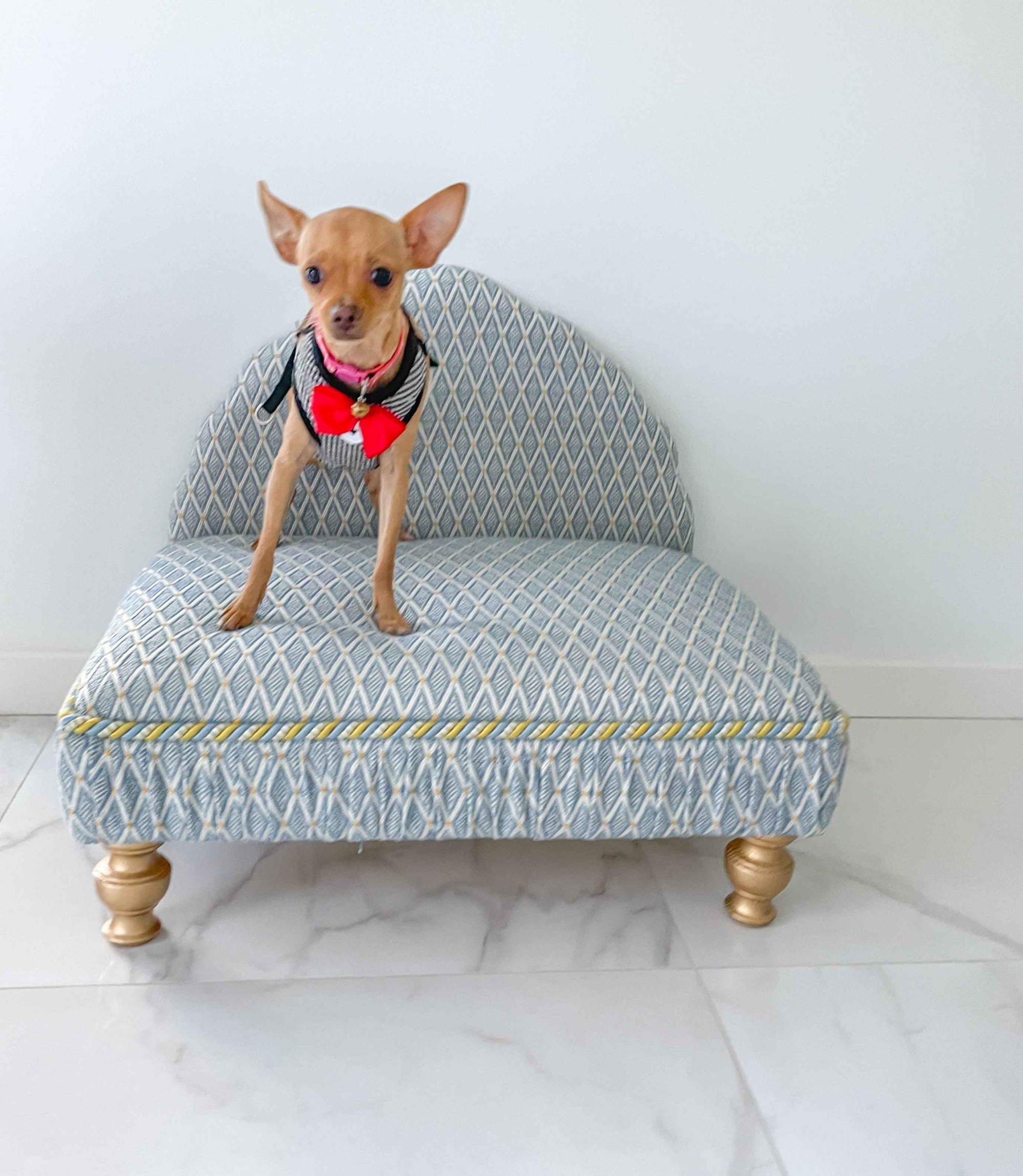 Marian Shell Headboard Luxury Dog and Cat Bed