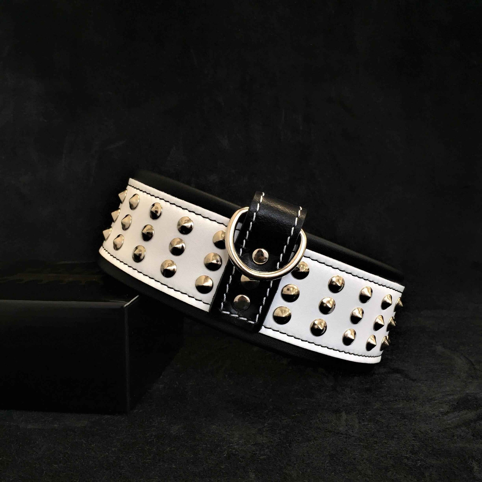 Bestia Star Leather Dog Collar