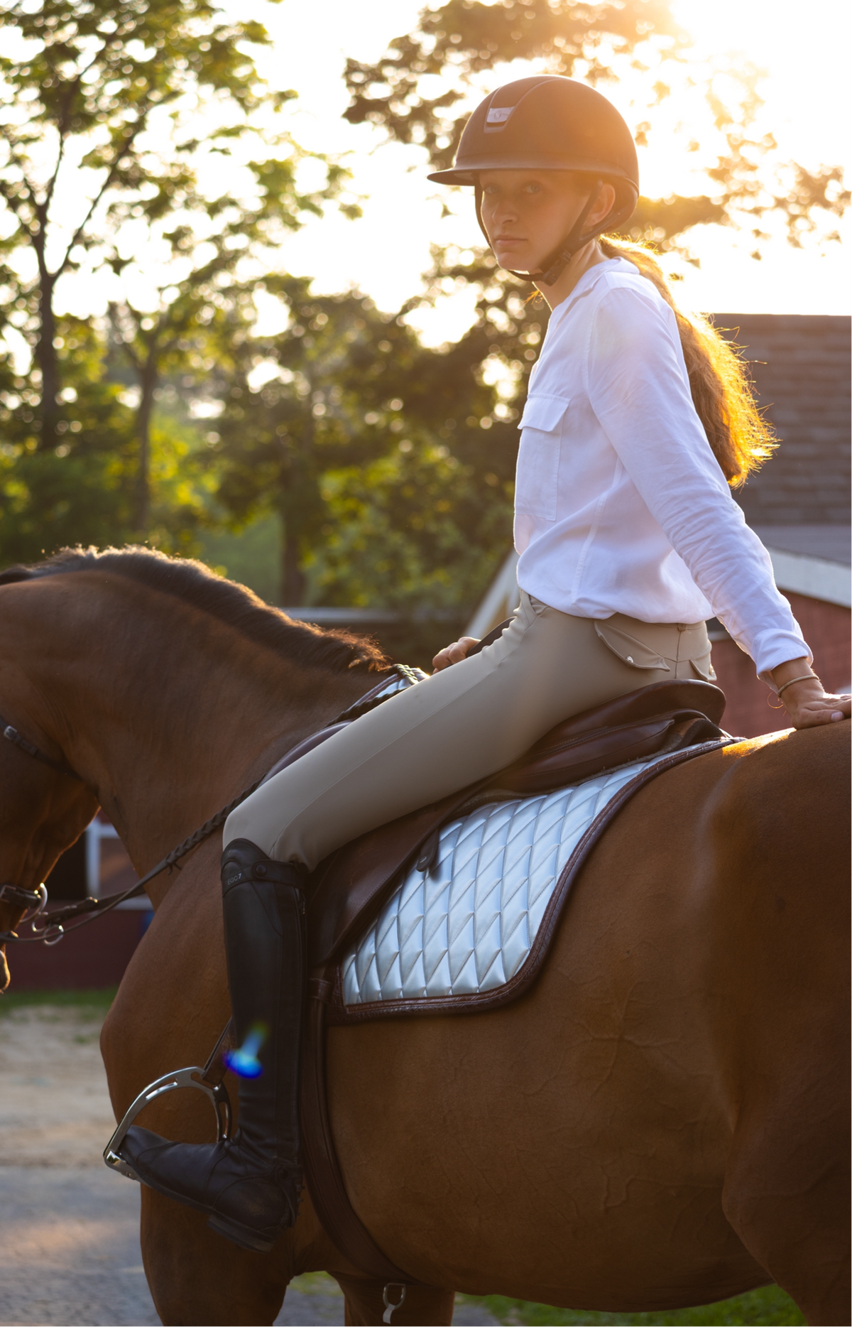 San Eligius chrome quilted jump saddle pad with brown crocodile piping, close-up of wither relief
