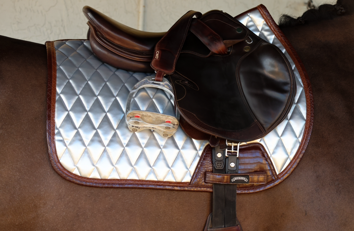 San Eligius chrome quilted jump saddle pad with brown crocodile piping, close-up of piping detail