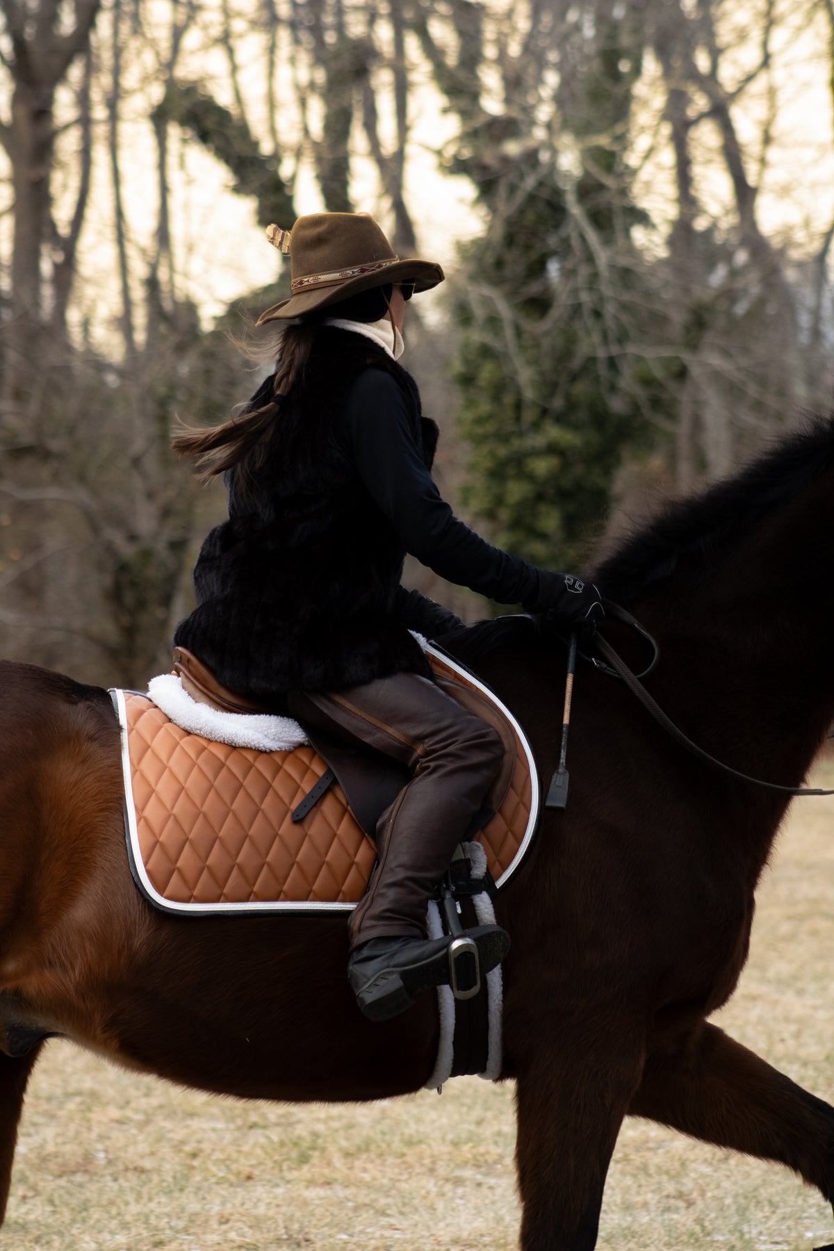 San Eligius cognac quilted jump saddle pad with white and black crocodile piping, detail of logo emblem