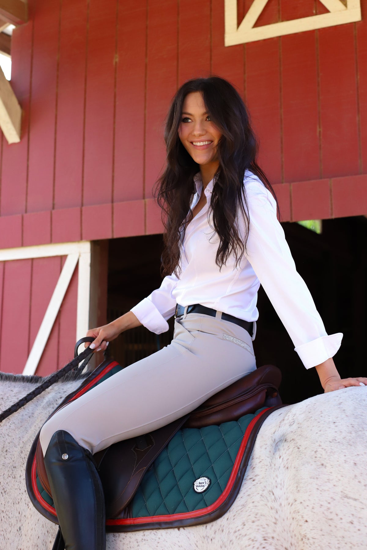 San Eligius green quilted jump saddle pad with red and brown leather piping, close-up of piping detail