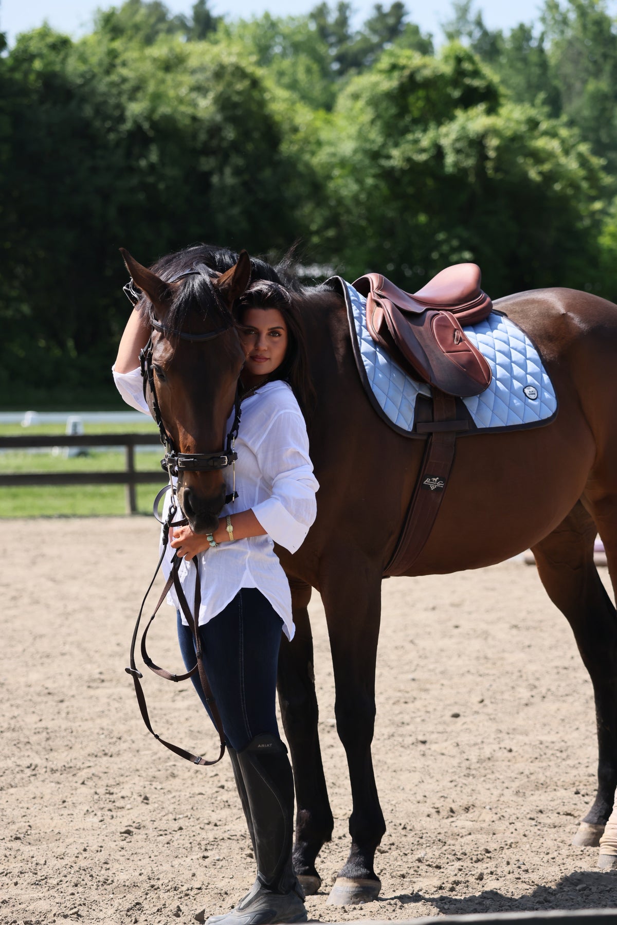 San Eligius light blue quilted jump saddle pad with brown leather piping, close-up of piping detail