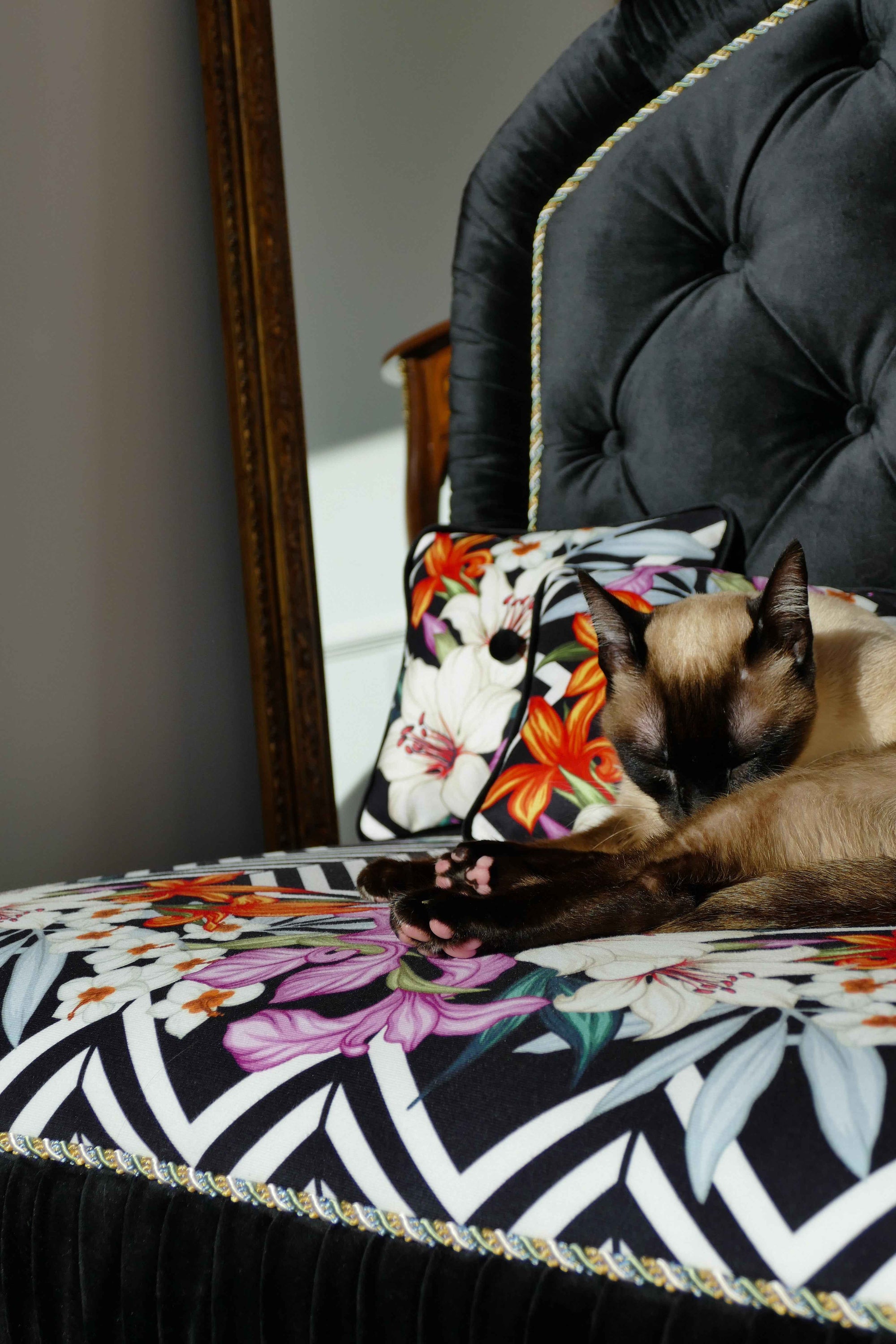Florent Chesterfield Luxury Dog and Cat Bed
