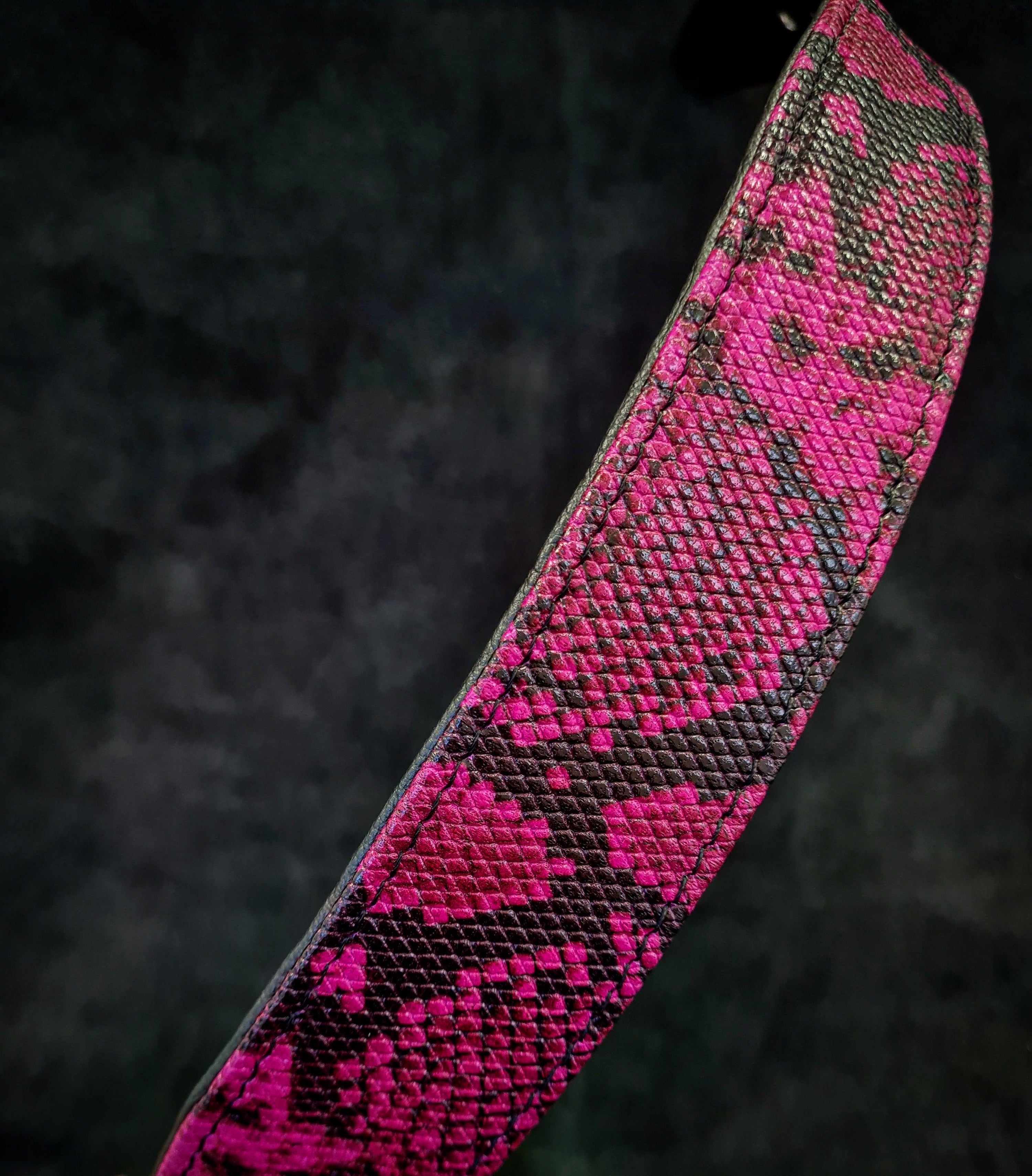 The Rock Python collar PINK