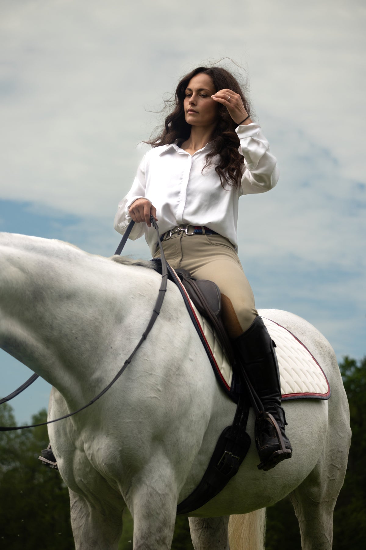 San Eligius white quilted jump saddle pad with red and navy crocodile piping, side profile view
