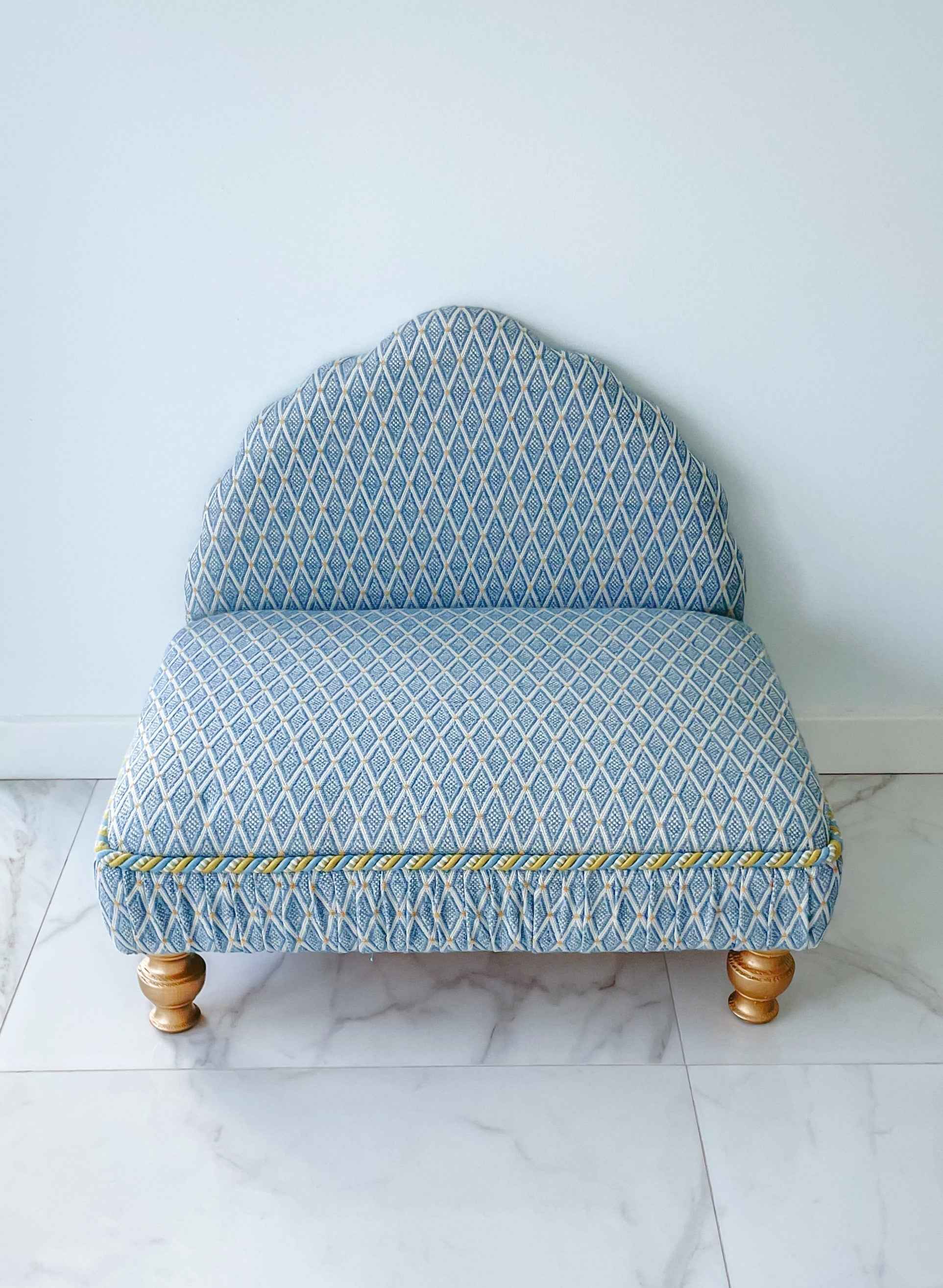 Marian Shell Headboard Luxury Dog and Cat Bed