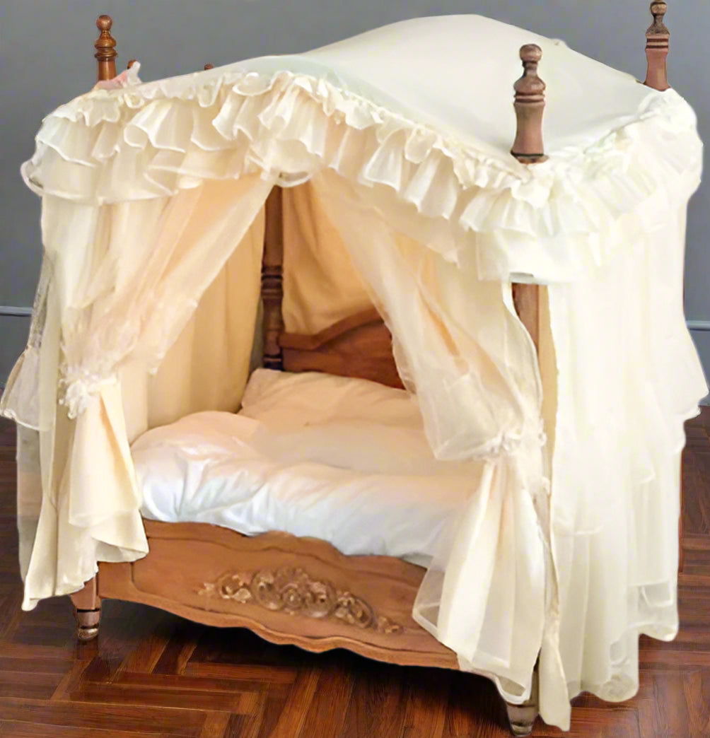 Tudor Luxury Dog and Cat House Bed