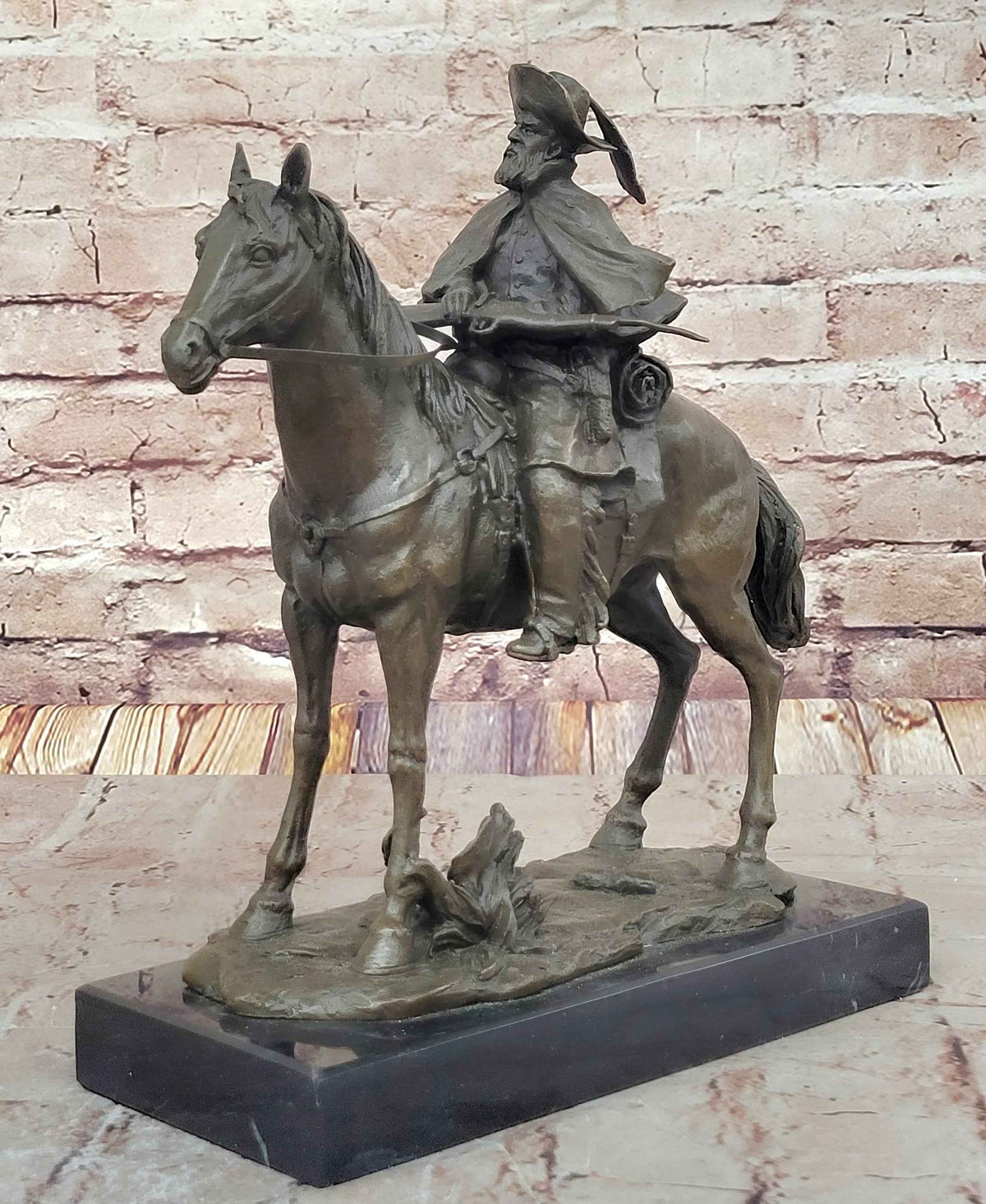 Bronze Explorer on Horseback – Detailed Historical Sculpture on Marble Base