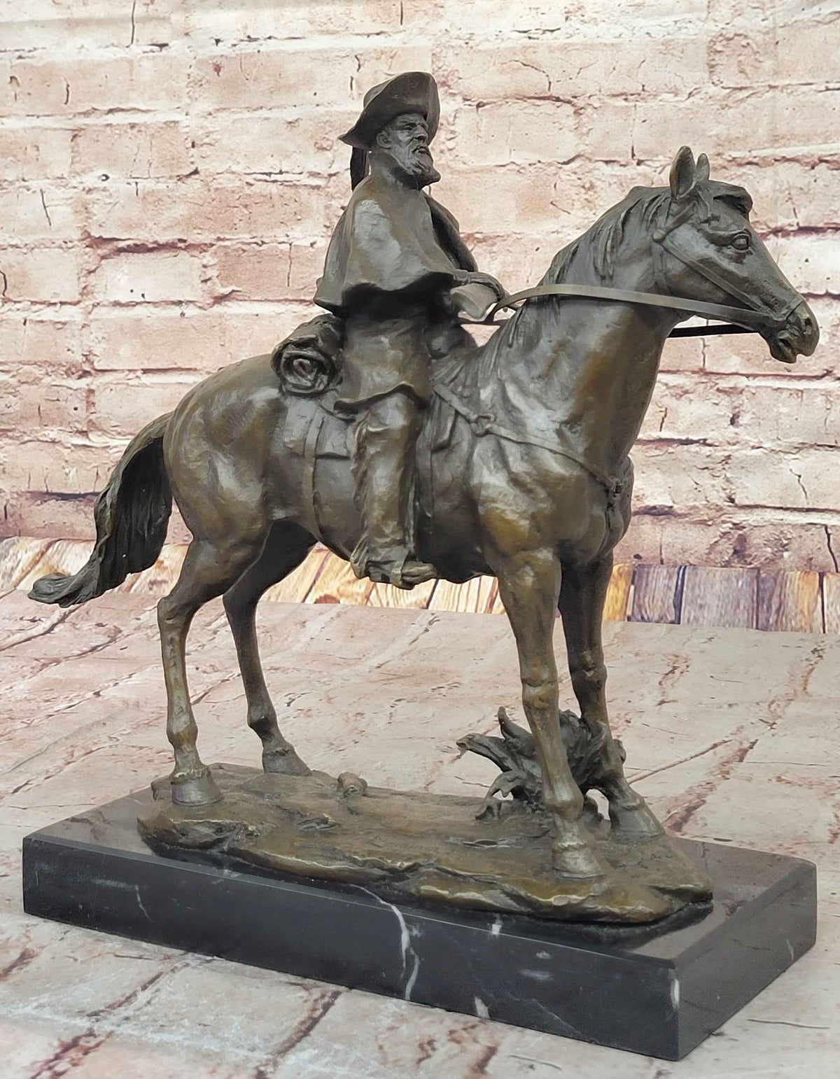 Bronze Explorer on Horseback – Detailed Historical Sculpture on Marble Base