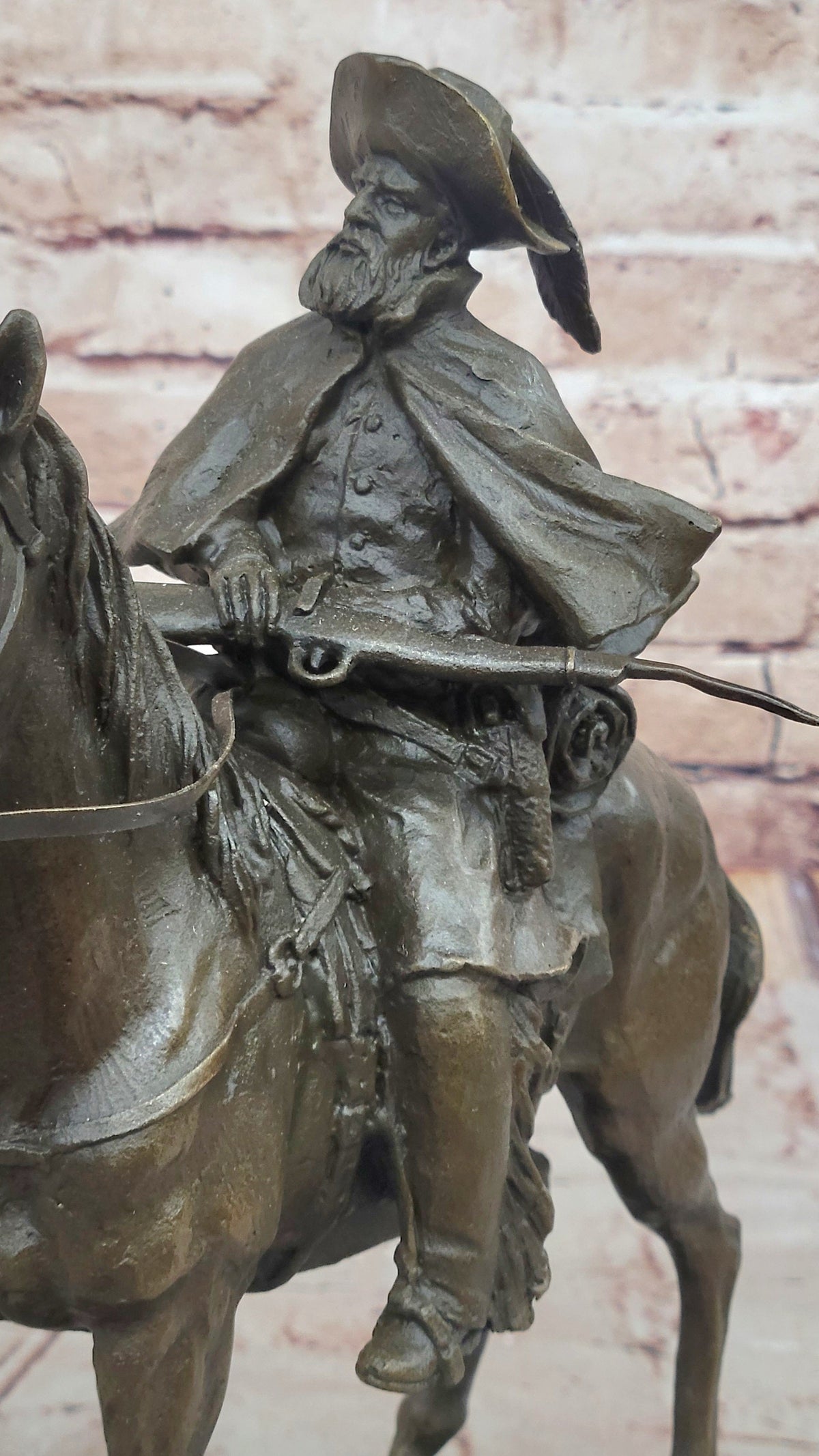 Bronze Explorer on Horseback – Detailed Historical Sculpture on Marble Base