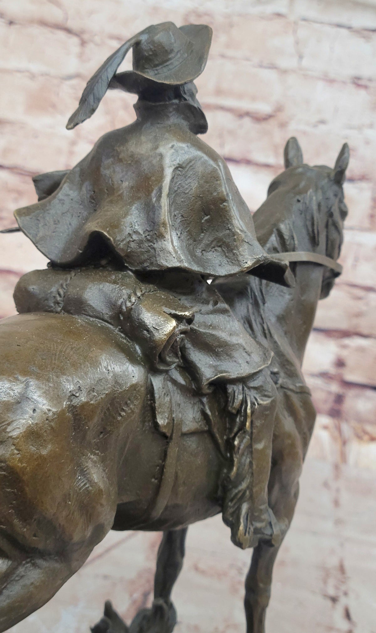 Bronze Explorer on Horseback – Detailed Historical Sculpture on Marble Base