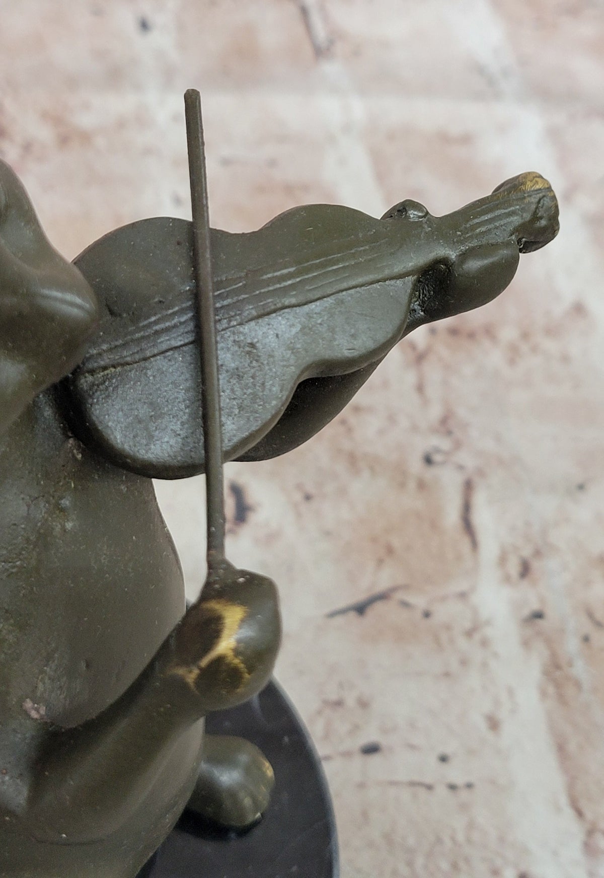 Bronze Cat Playing Violin – Musical Feline Statue on Marble