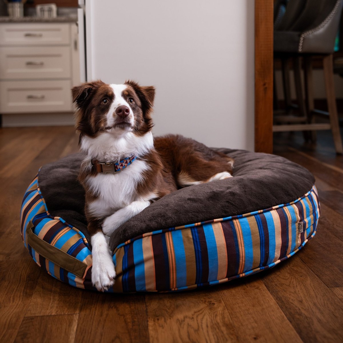 Round Stripe Pet Bed with Fur premium pet product